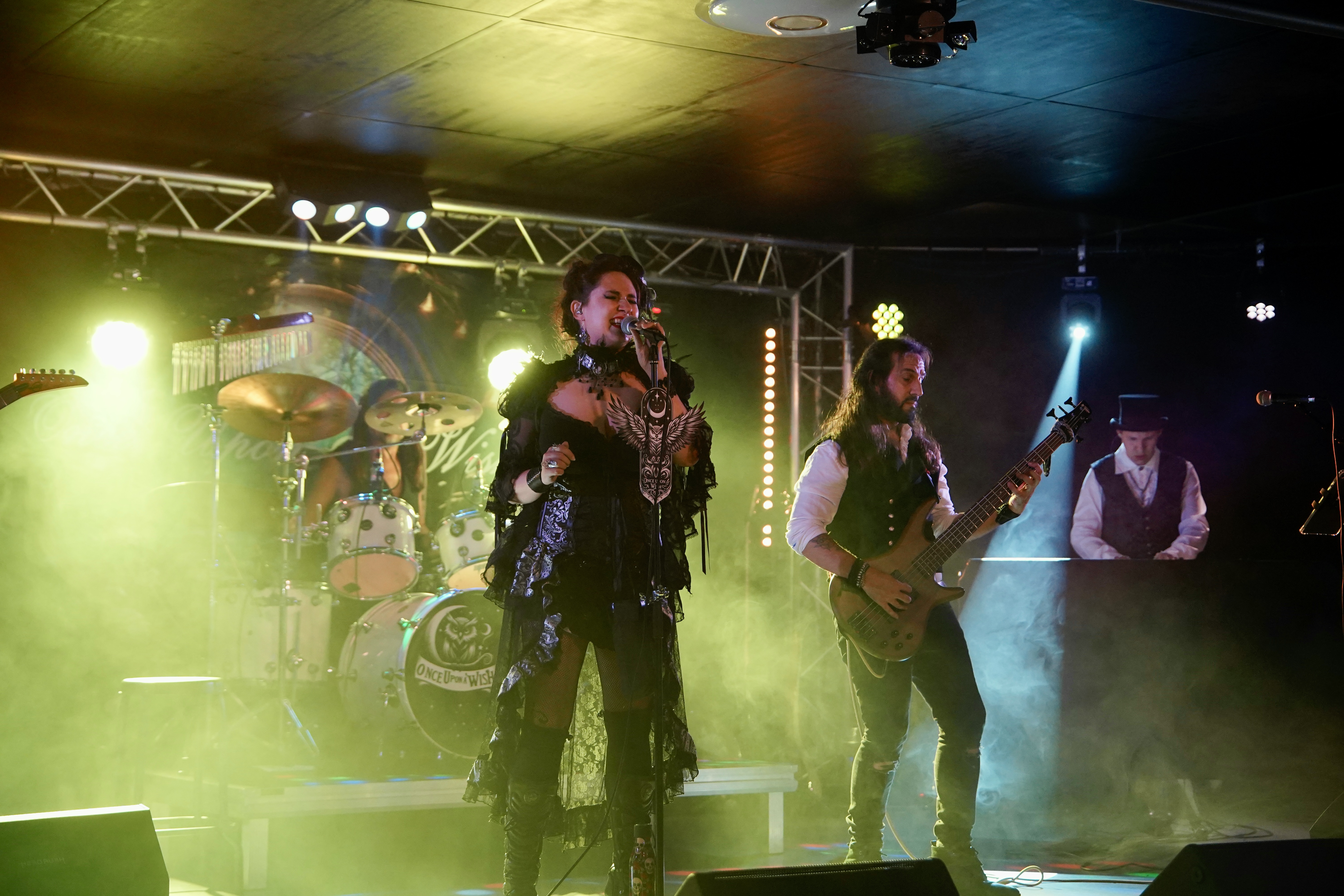 Groupe de rock metal féminin jouant en concert